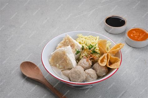   Bakso Malang: A Harmonious Symphony of Beefy Broth and Springy Meatballs!